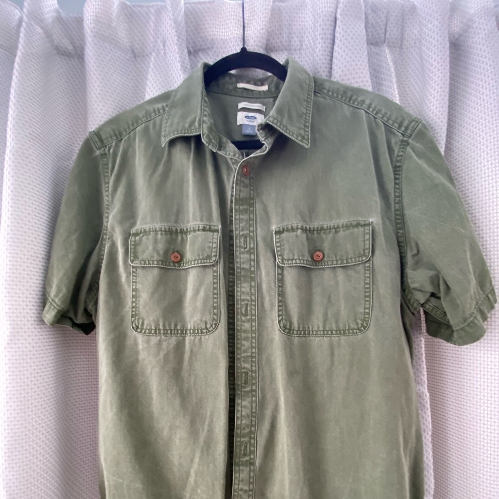 EUC - Men’s large Old Navy short sleeve button-up shirt